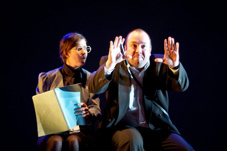 Jeanne Gionet-Lavigne et Jonathan Gagnon dans une représentation de Loin du Théâtre Hareng rouge